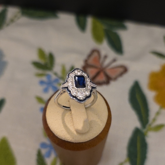 Elegant  925 Silver and Blue Gemstone Ring - Picture 1 of 4